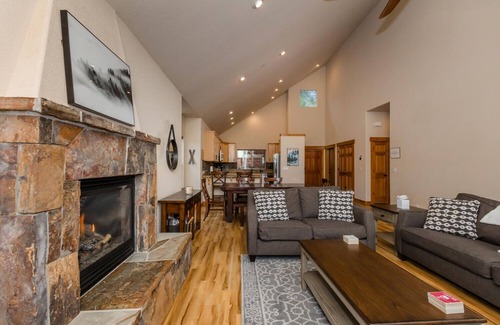 Truckee House | Cedar Crest By Tahoe Getaways - Private Hot Tub- Walk to Park and Downtown Truckee