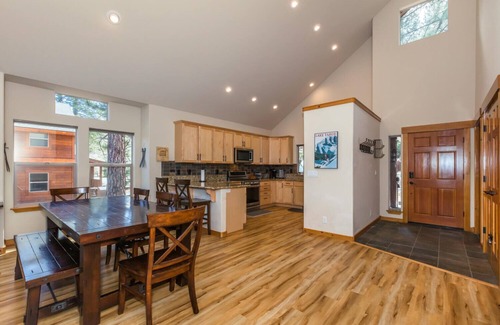 Truckee House | Cedar Crest By Tahoe Getaways - Private Hot Tub- Walk to Park and Downtown Truckee