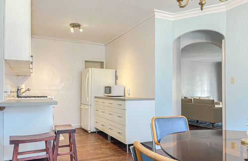 Cleveland Apartment | Cedar Fairmount District - Walking distance to shops & restaurants
