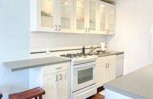 Cleveland Apartment | Cedar Fairmount District - Walking distance to shops & restaurants