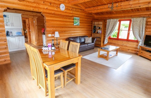 Castle Bytham Cottage | CEDAR LODGE, character holiday cottage in Greetham, Rutland