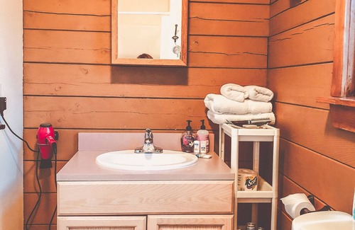 Long Pond Cabin | Cedar Log Cabin in Pocono. Family friendly.