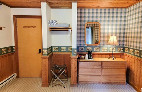 Mazama House | Cedar - pet-friendly room at The Inn At Mazama