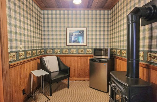 Mazama House | Cedar - pet-friendly room at The Inn At Mazama