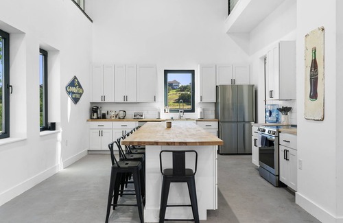 Leander House | CEDAR TRUNK RANCH w Pool Sauna Pickleball & MORE