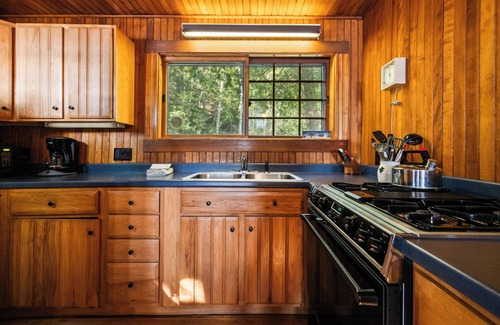 Rangeley House | 🐾Cedarcliff - One of a kind private location on the edge of Rangeley Lake, dog friendly