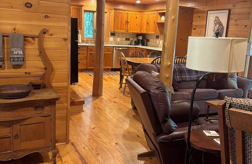 Mears House | Cedarwood Cabin - 3 Minute walk to the beach!