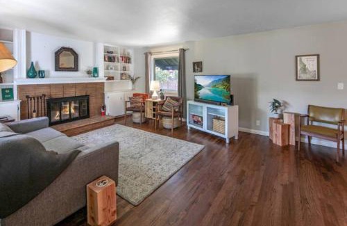 South Boise Village House | Celebration Chalet! Quant, cozy, a few blocks from BSU and close to downtown Boise, Fireplace, 4 beds, and seating for 6 Pets Welcome!