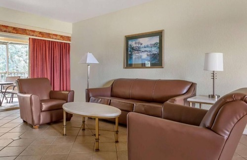 West Kissimmee Hotel | Celebration's Hidden Gem! Swimming Pool, Full Kitchen, Free Shuttle!
