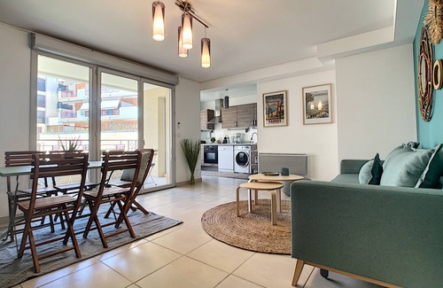 Antibes Old Town Apartment | Center bright apartment T3 6 P Terrasse wifi pkg clim