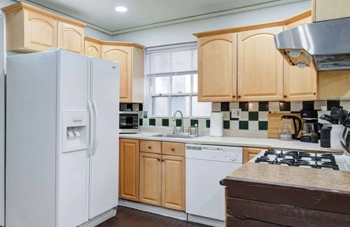 Midtown Village Apartment | Center City Gem - 4BR Near Rittenhouse & Old City