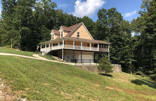 Smithville House | Center Hill Lake, family/pet friendly custom home on 3-acre lot, 8-10 pers.