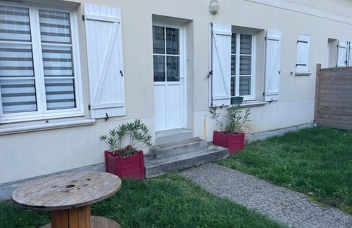 Pierrefonds Apartment | Center Pierrefonds superb quiet apartment + parking lot