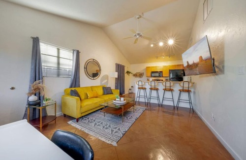 Blenman-Elm Apartment | Central/1 BR & 1 BA/Guesthouse/Fenced/Cozy