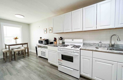 Central City Apartment | Central 1BDR+RemoteWork+Extended Stay+Pets OK