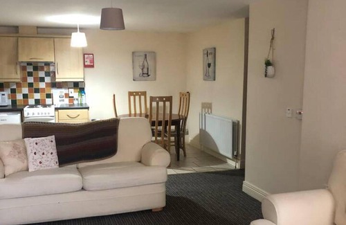 Londonderry Apartment | Central 2 Bed Apartment Above Great Derry Pub