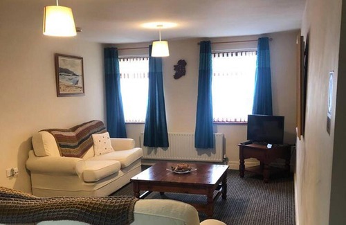 Londonderry Apartment | Central 2 Bed Apartment Above Great Derry Pub