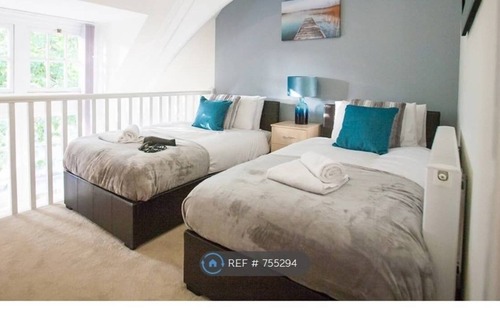 Swindon Apartment | Central 2 Bed, Parking & Private Terrace, Sleeps 6