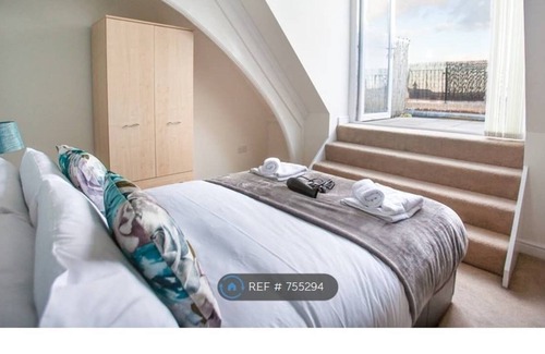 Swindon Apartment | Central 2 Bed, Parking & Private Terrace, Sleeps 6