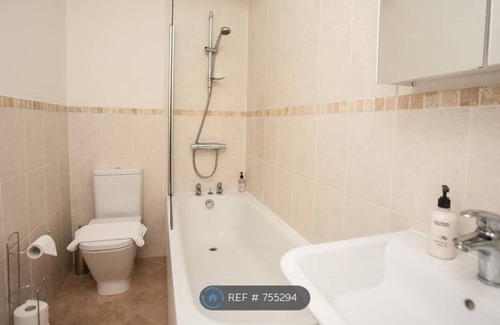 Swindon Apartment | Central 2 Bed, Parking & Private Terrace, Sleeps 6