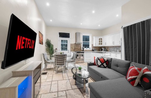 Church and Wellesley House | Central 2BR - King Bed - 1 min to Subway/Yonge St