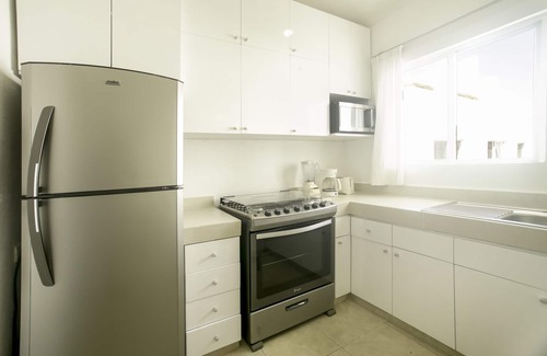 Gonzalo Guerrero Condo | Central 2BR, Private Roof, Large Pool, Dedicated Parking, Fast Wi-Fi, Smart TV