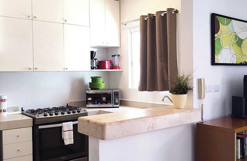 Gonzalo Guerrero Condo | Central 2BR, Private Roof, Large Pool, Dedicated Parking, Fast Wi-Fi, Smart TV