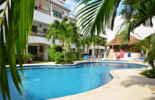 Gonzalo Guerrero Condo | Central 2BR, Private Roof, Large Pool, Dedicated Parking, Fast Wi-Fi, Smart TV