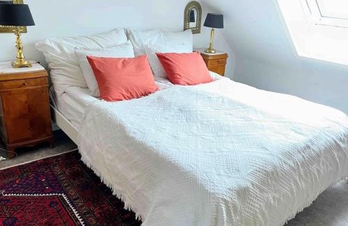 Nygard Apartment | Central 2BR with balconies and art in historical university area