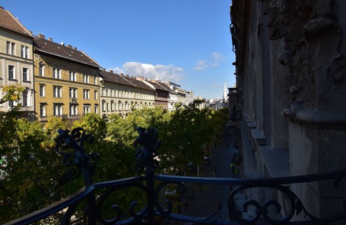 Csarnok negyed Apartment | Central 3 bedroom 3 bathroom with balcony