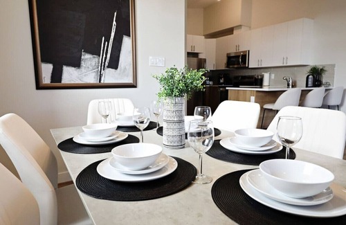 North Central Edmonton House | Central 3 Queen Beds|A/C|Double Garage|Disney+