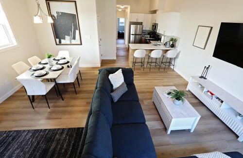 North Central Edmonton House | Central 3 Queen Beds,Double Garage,Disney+