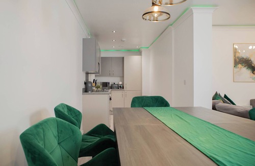 Salford Apartment | Central 3BR ~ Overlooking balcony view ~ Sleeps 8