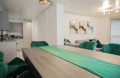 Salford Apartment | Central 3BR ~ Overlooking balcony view ~ Sleeps 8