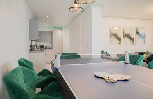 Salford Apartment | Central 3BR ~ Overlooking balcony view ~ Sleeps 8