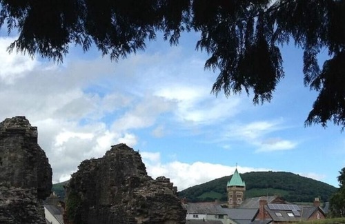 Abergavenny Apartment | Central Abergavenny 2-bed renovated apartment