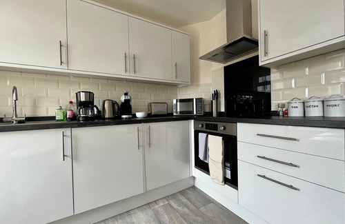 Cambridge Apartment | Central Apartment: Free Parking with EV Charger