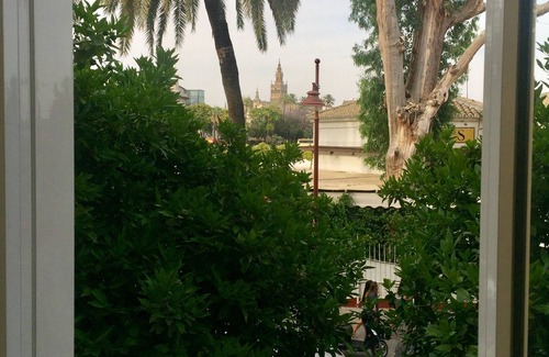 Triana Condo | Central apartment on the banks of the Guadalquivir overlooking the Giralda.