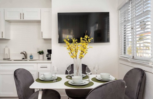 Golden Hill Apartment | Central Apartment | Parking + Netflix