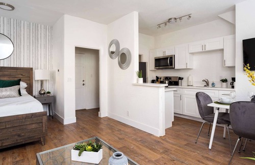 Golden Hill Apartment | Central Apartment | Parking + Netflix