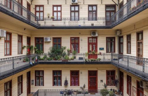 Palace District Apartment | Central Budapest Oasis 5ppl - Tram at doorstep