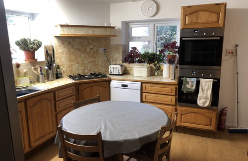 Lyme Regis House | Central character home, parking/garden/pizza oven, 3 minutes level walk to beach