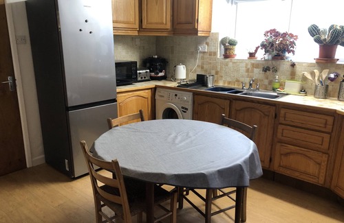 Lyme Regis House | Central character home, parking/garden/pizza oven, 3 minutes level walk to beach
