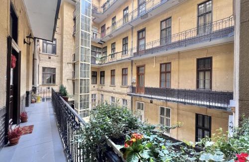 Palace District Apartment | central Chic apartments