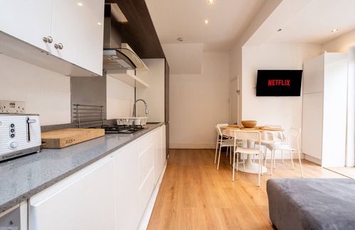 Turnham Green House | Central Chiswick 3Bed - Garden, WiFi & Tube Links