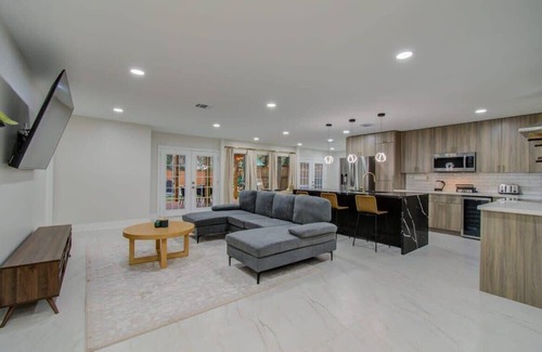 Houston House | Central Convenience x Modern Luxury - Heart of Houston