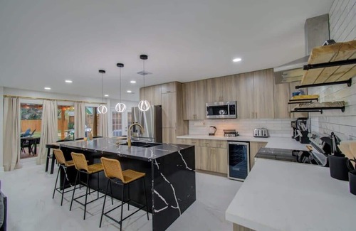 Houston House | Central Convenience x Modern Luxury - Heart of Houston