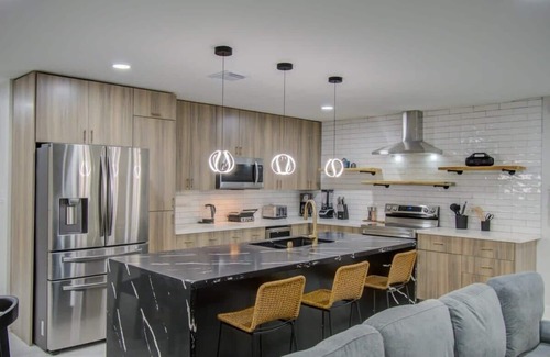Houston House | Central Convenience x Modern Luxury - Heart of Houston