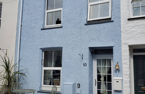 Newquay Cottage | Central Cottage Newquay: Quiet Street, Beaches & Shops Nearby with your dog.