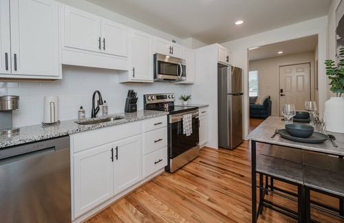 Civil Rights Historic District Condo | Central Duo Suites- Ample Parking/King Beds/Groups